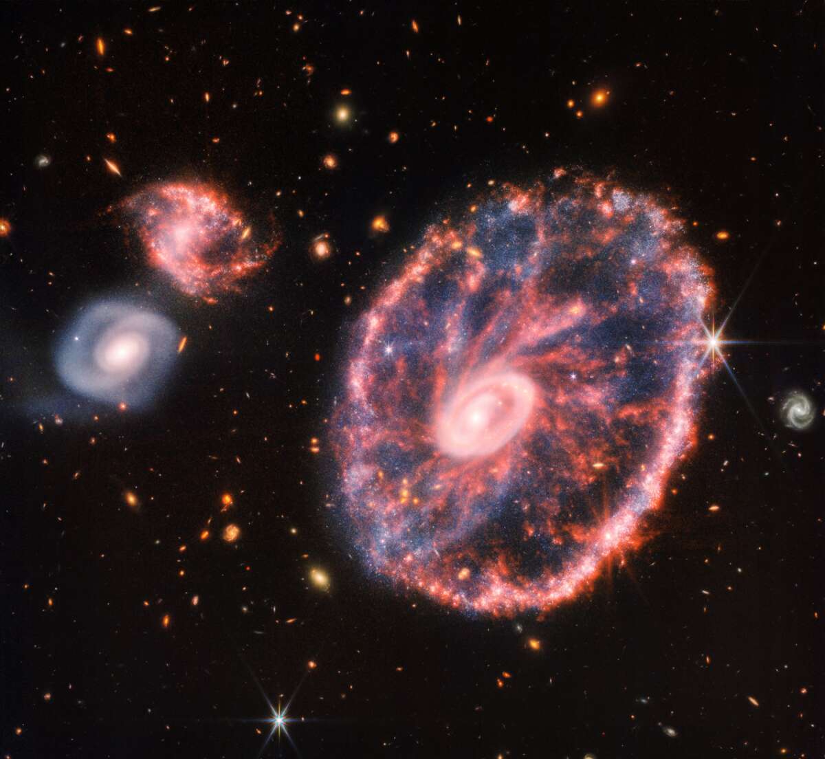 Телескоп Уэбба запечатлел красочную галактику Колесо Телеги